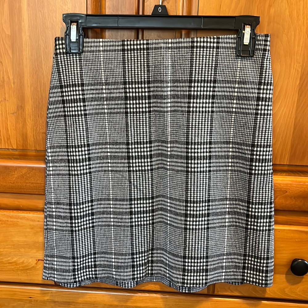 Gray/black plaid skirt